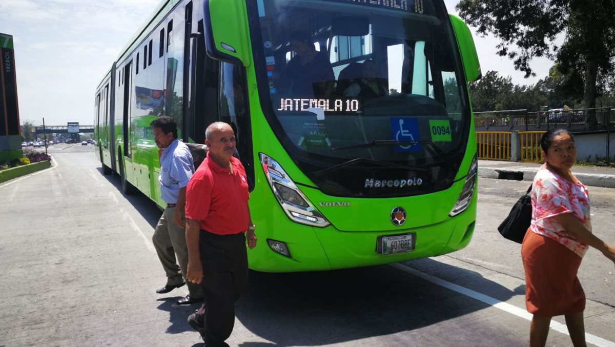 Usuarios tuvieron que bajar de las unidades del Transmetro a inmediaciones de la avenida Aguilar Batres.