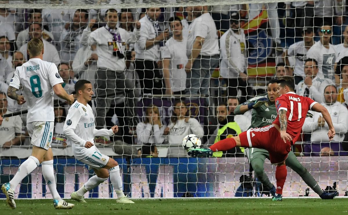 James Rodríguez tuvo esta clara opción de anotar pero remató desviado, cuando estaba solo frente al arco.