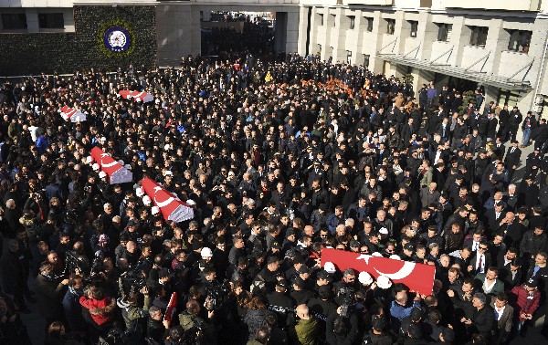 Ataúdes de las víctimas de los atentados son llevados entre la multitud en Estambul. (Foto Prensa Libre: AFP)