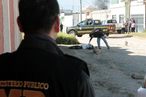 El cuerpo de la mujer fue hallado en un camino de terracería en la zona 7 de Quetzaltenango. (Foto Prensa Libre: Carlos Ventura)