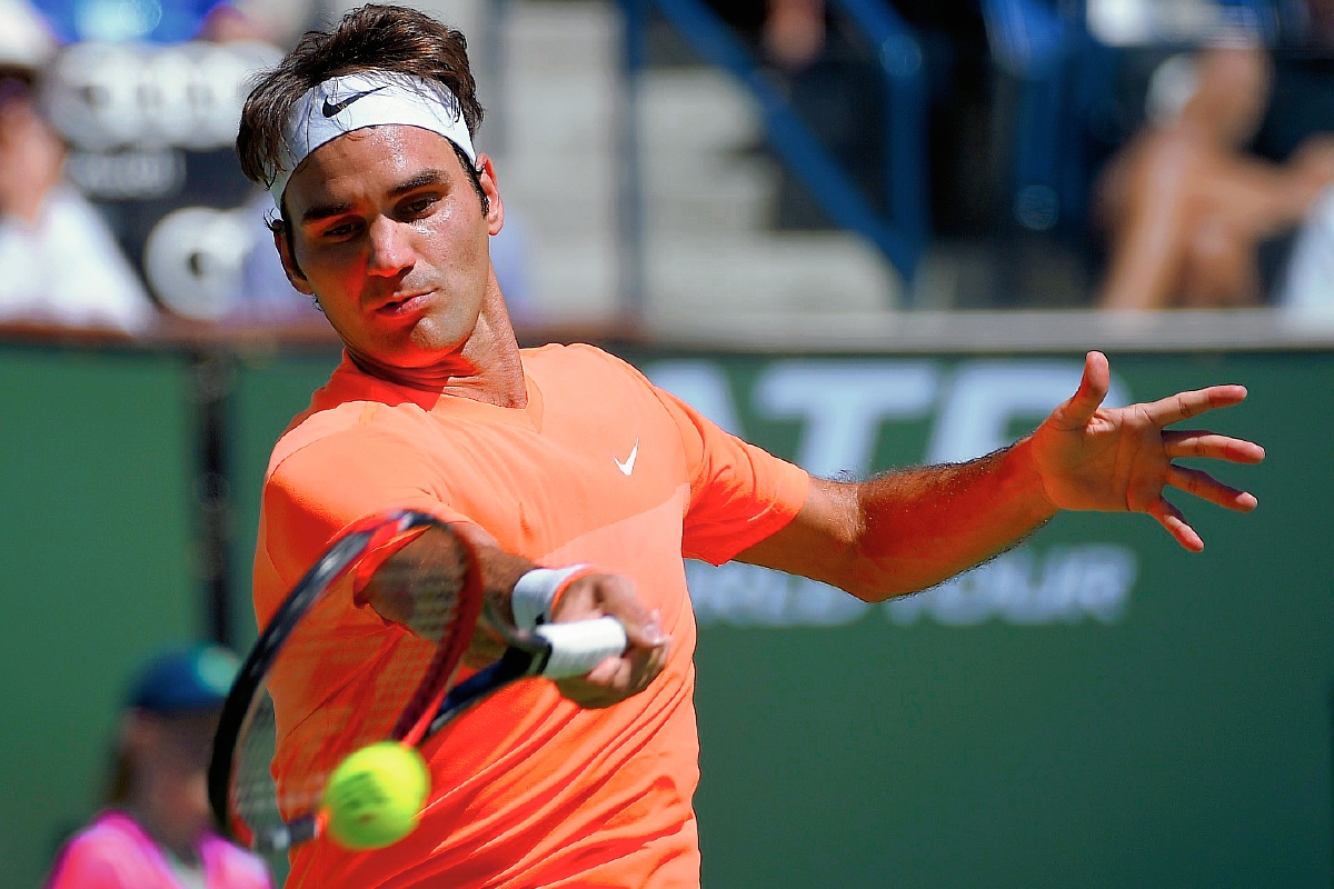 Roger Federer, hace la devolución de pelota a Tomas Berdych, en el juego de este viernes. (Foto Prensa Libre: AP)