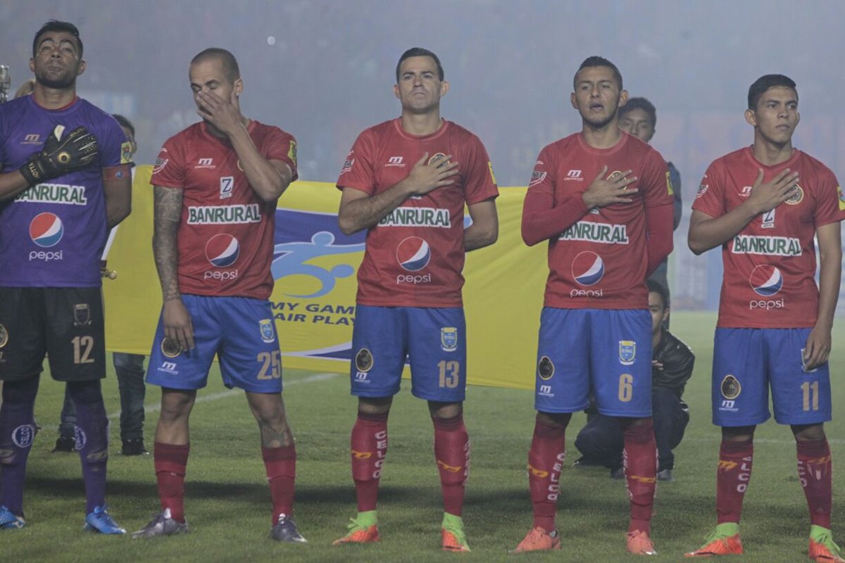 Jugadores rojos en los actos protocolarios.