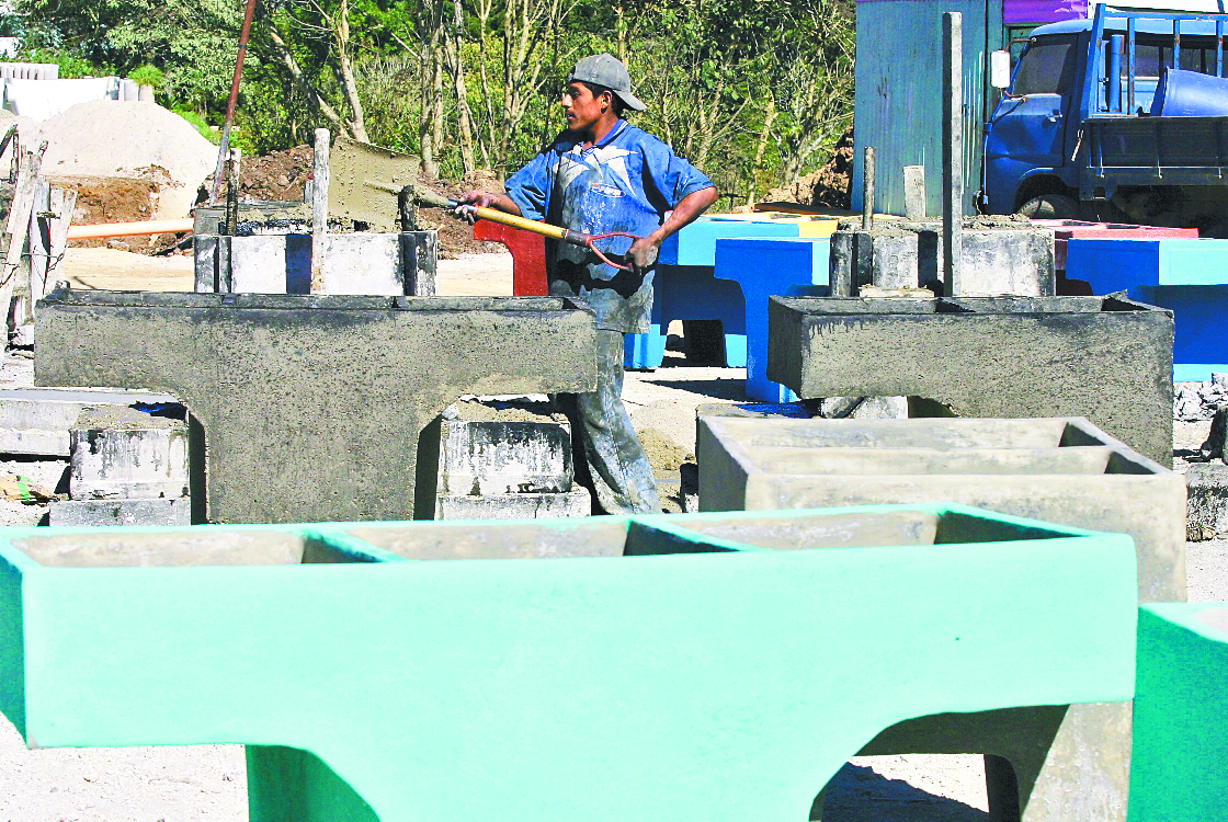 Despue?s de que se han secado, se quitan las asperezas y se pintan. (Foto: Hemeroteca PL)