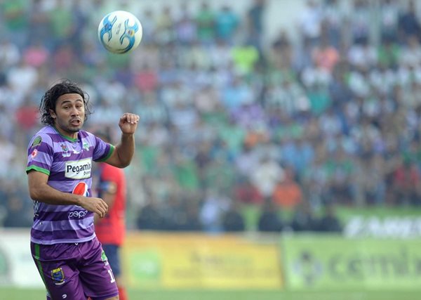 En su segundo torneo con el equipo colonial, Agustín Herrera se ha ganado el cariño de la afición. (Foto Prensa Libre: Hemeroteca PL)