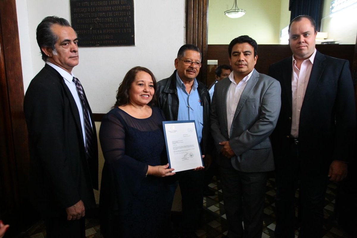 Diputada Flore de María Chajón presenta iniciativa para instaurar el Día Nacional del Mecánico. (Foto Prensa Libre: Jessica Gramajo)