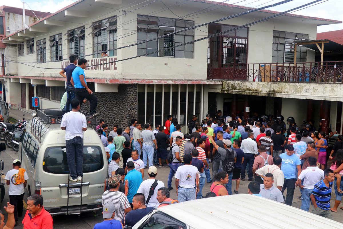 Pilotos del transporte público protestan por medida de trasladarlos a otro lugar. (Foto Prensa Libre: Rolando Miranda)