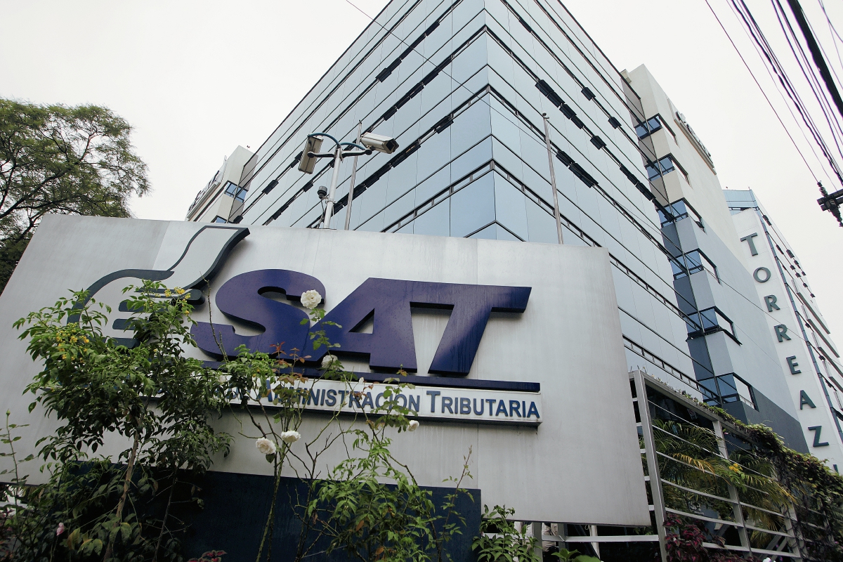 Fachada del edificio de las oficinas Centrales de la Superintendencia de Administración Tributaria SAT. (Foto Prensa Libre: Edwin Bercián).