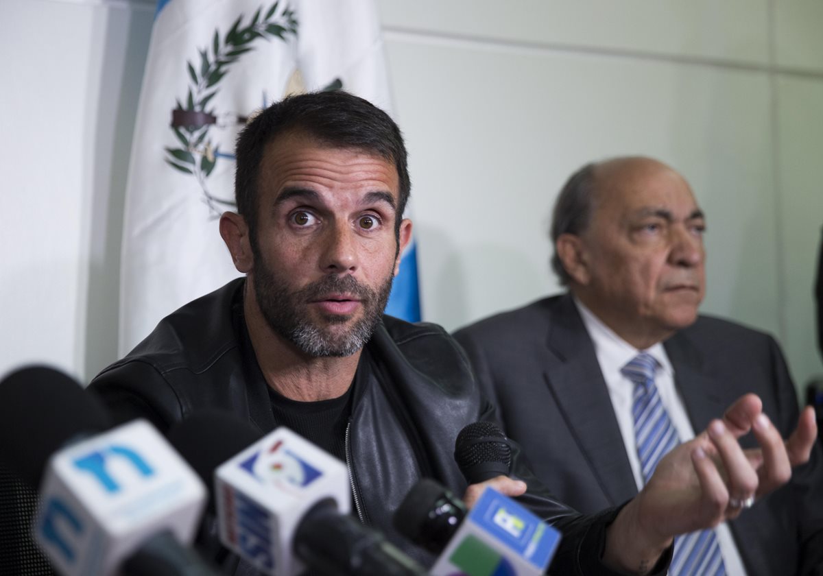 Javier Rolo, manager del cantante guatemalteco Ricardo Arjona, acompañado por el abogado Ángel Delgado, habla con la prensa sobre el proceso judicial de embargo de equipos del cantautor (Foto Prensa Libre: EFE).