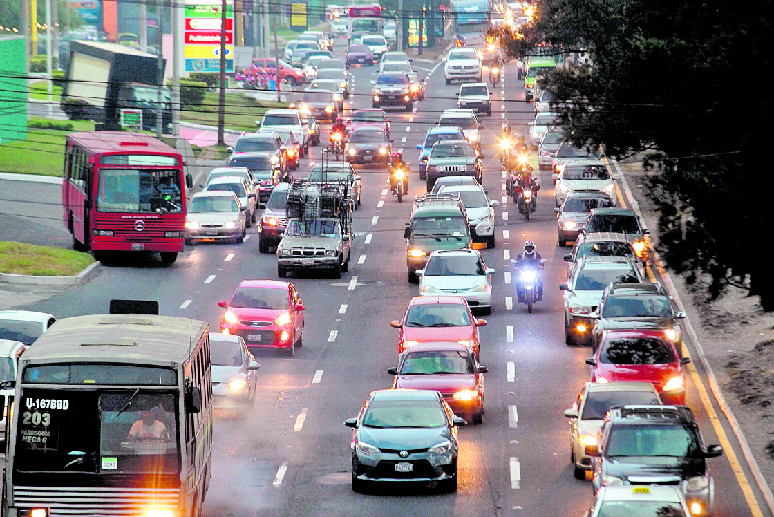 El trafico en el Anillo Periférico es complicado, principalmente en horas pico. (Foto Hemeroteca PL)