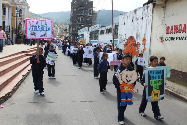 Estudiantes del  nivel primario efectúan caminata en la cabecera de Totonicapán.