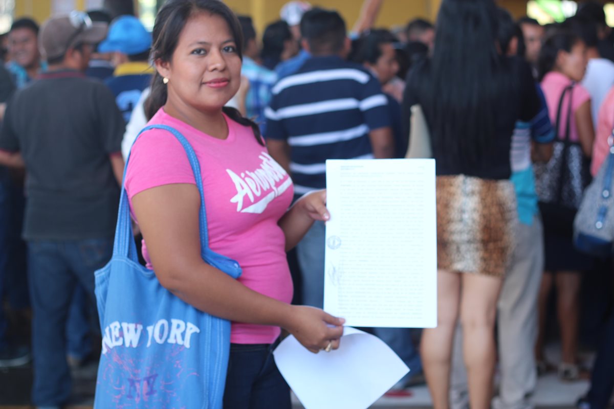 Una de las beneficiadas con plazas para maestros en Chiquimula. (Foto Prensa Libre: Wdwin Paxtor)