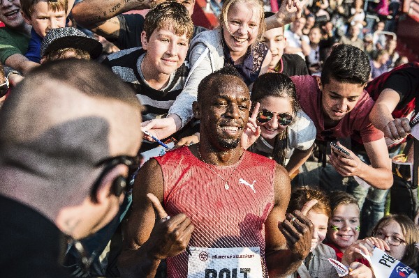 Usain Bolt volvió a brillar al ganar los 100 metros planos en República Checa. (Foto Prensa Libre: AFP).