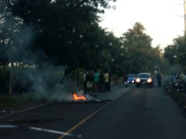 Turba impide la entrada a La Democracia, Escuintla, durante comicios del 6 de septiembre. (Foto Prensa Libre: Twitter @JaimeZuni)