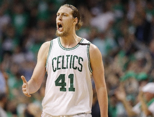 Kelly Olynyk, de Boston Celtics, celebra tras marcar en el partido contra Washington Wizards. (Foto Prensa Libre: EFE).