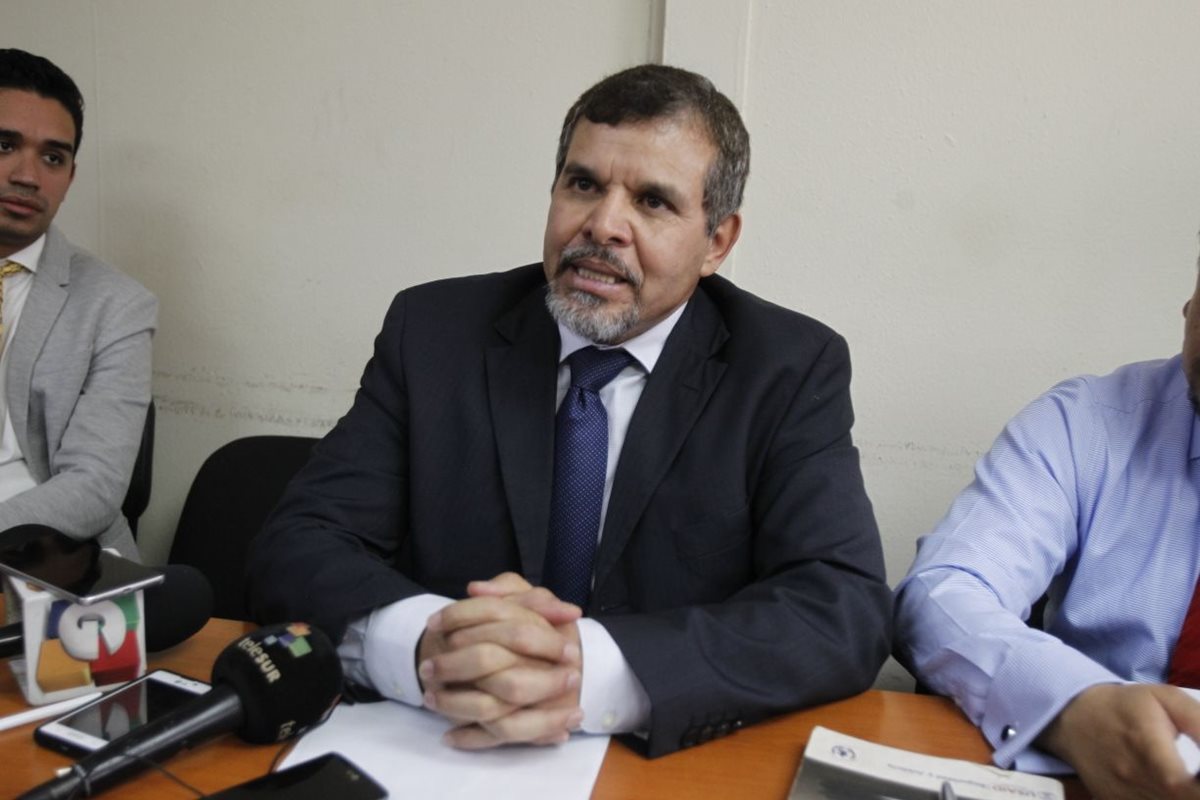 Expresidente del Bantrab, Sergio Hernández, durante declaraciones en la prensa. (Foto Prensa Libre: La Red)