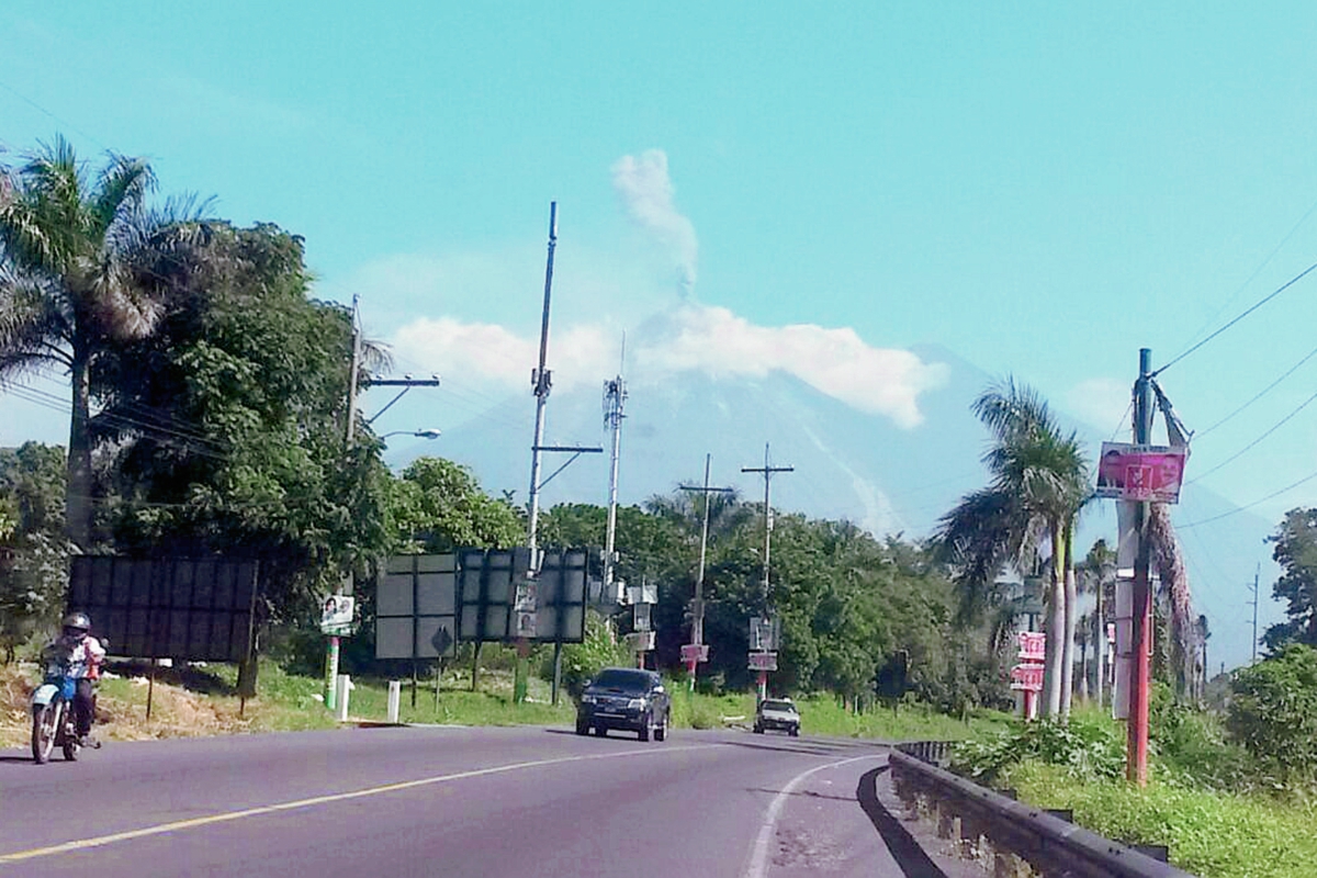 Vista del volcán de Fuego desde Escuintla, el cual ha mermado su actividad. (Foto Prensa Libre: Carlos Enrique Paredes)