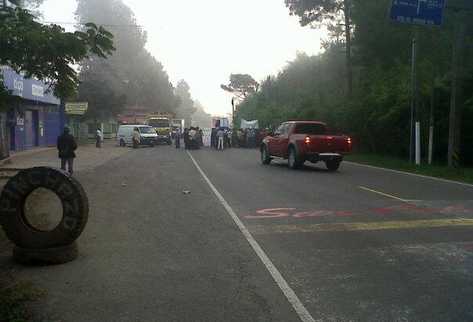 Campesinos bloquean el km 209, ingreso a Cobán, Alta Verapaz. (Foto Prensa Libre: Eduardo Sam)