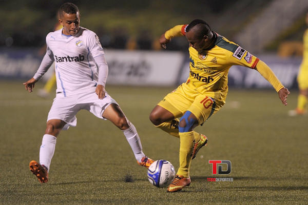 Marvin Ceballos, de Comunicaciones, disputa el balón con Jhonny Brown, de Marquense. (Foto Prensa Libre: Eduardo González)