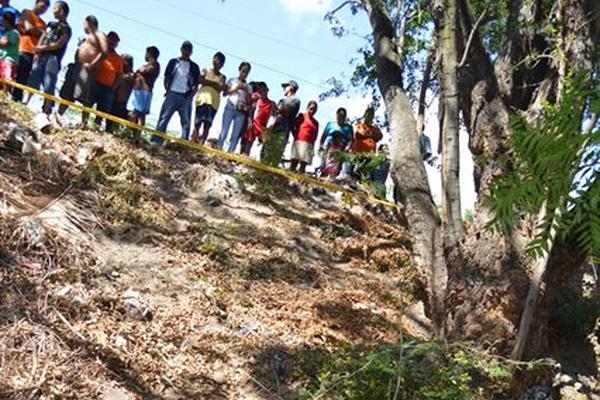 El cuerpo fue localizado por leñadores. (Foto Prensa Libre: Víctor Gómez).