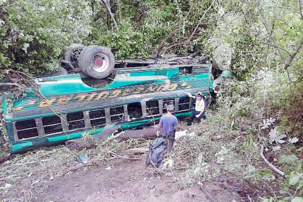 El percance se registró en el km 43.5 de la carretera a El Salvador, Barberena, Santa Rosa. (Foto Prensa Libre: CVB)