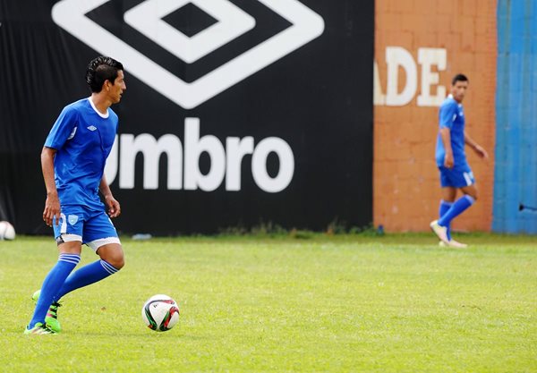 Kevin Ruiz domina el esférico en el entreno de la Bicolor de este miércoles, en el Proyecto Goal. (Foto Prensa Libre: Edwin Fajardo)