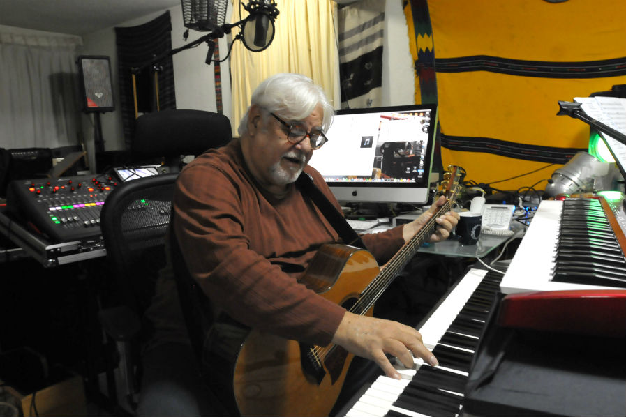 El músico Luis Galich en su estudio de grabación, ubicado en su vivienda en la zona 15 de la capital. (Foto Prensa Libre: Ana Lucía Ola)