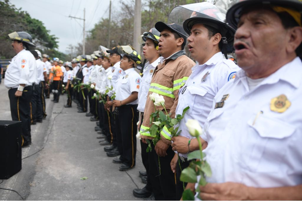 Bomberos Voluntarios realizan Homenaje a las víctimas del volcán de fuego en San Miguel los lotes en el departamento de Escuintla ( Fotografía Prensa Libre: Bomberos Voluntarios. )