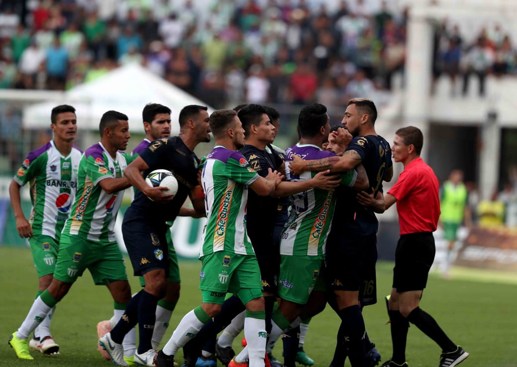 El árbitro Oswaldo Aldana mostró más de una decena de tarjetas amarilla durante el partido Antigua vs Comunicaciones. (Foto Prensa Libre: Edwin Fajardo)