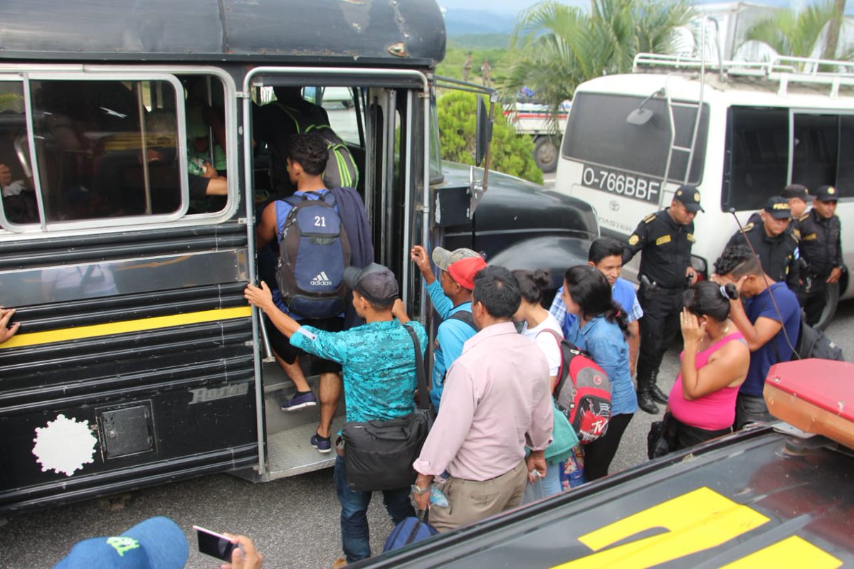 La PNC les ha facilitado transporte hacía la aduana Agua Caliente en Esquípulas Chiquimula, a migrantes que deciden regresar a su país. (Foto Prensa Libre: PNC)