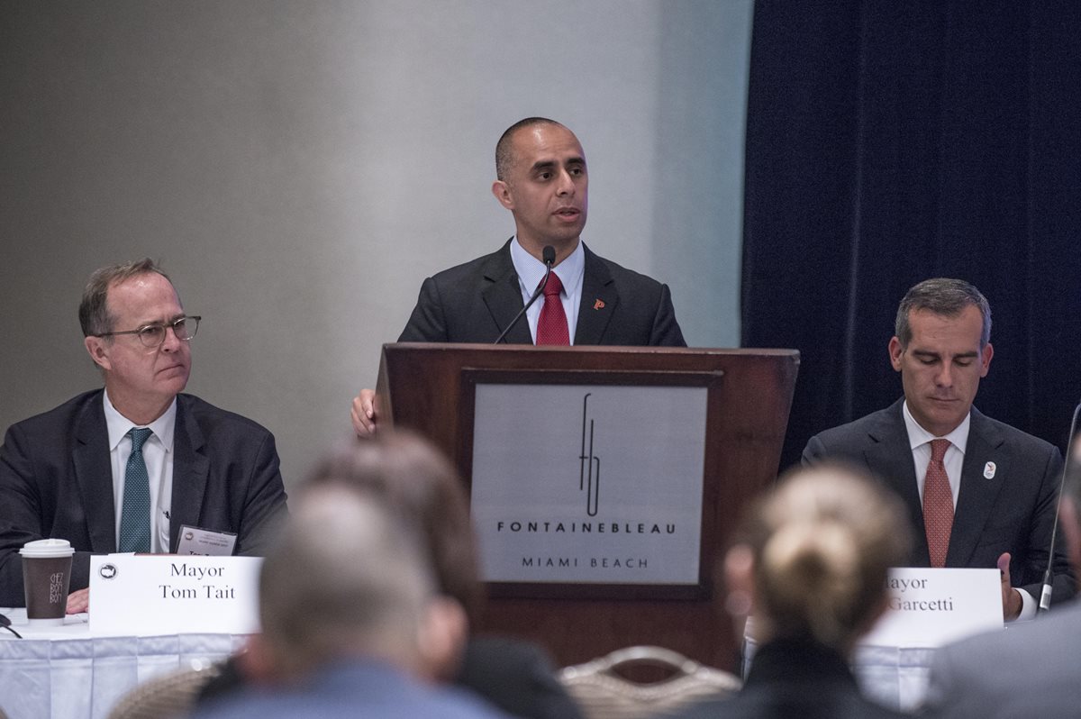 Jorge Elorza (c),de origen guatemalteco participa en la cumbre de alcaldes de EE.UU. (Foto Prensa Libre: EFE).