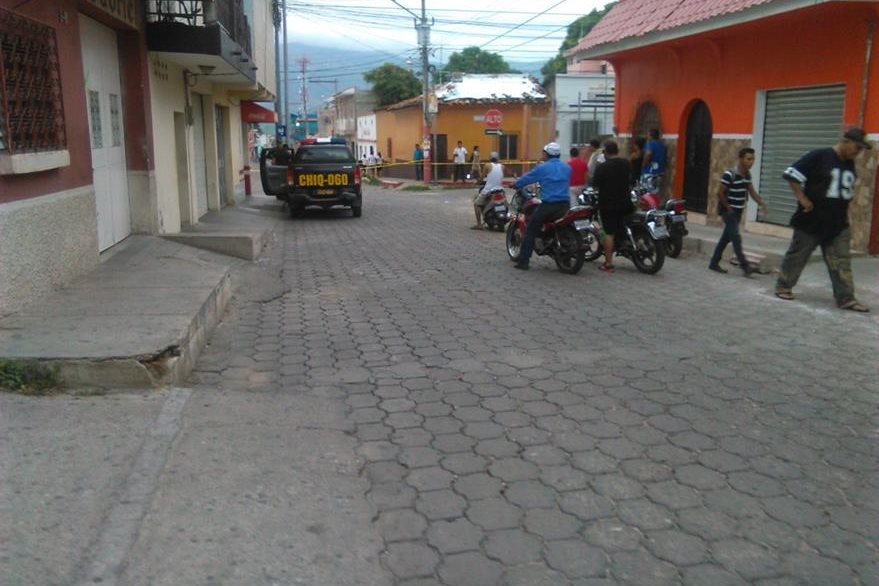 Agentes de la Policía Nacional Civil (PNC) resguardan el lugar donde desconocidos atacaron al comunicador Víctor Hugo Valdez. (Foto Prensa Libre: Edwin Paxtor)