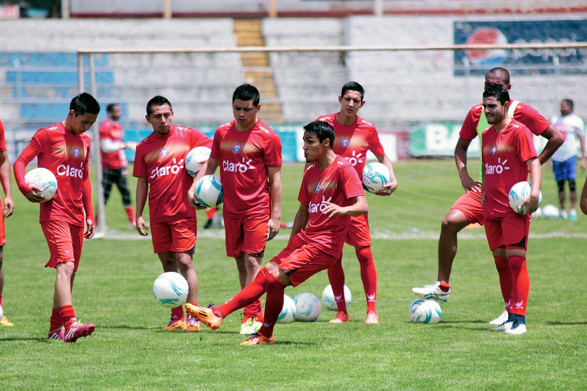 Luis Martínez golpea el balón, ante la mirada de sus compañeros. (Foto Prensa Libre: Carlos Ventura)