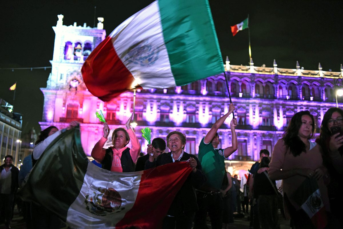 Los partidarios de Andrés Manuel López Obrador, celebran la victoria presidencial en la plaza Zócalo en la Ciudad de México. (AFP).