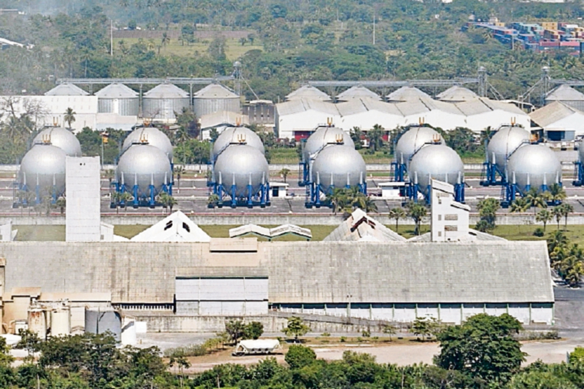Zeta Gas opera un depósito aduanero en Puerto Quetzal, Escuintla, autorizado por la SAT. (FOTO PRENSA LIBRE: OSCAR ESTRADA)