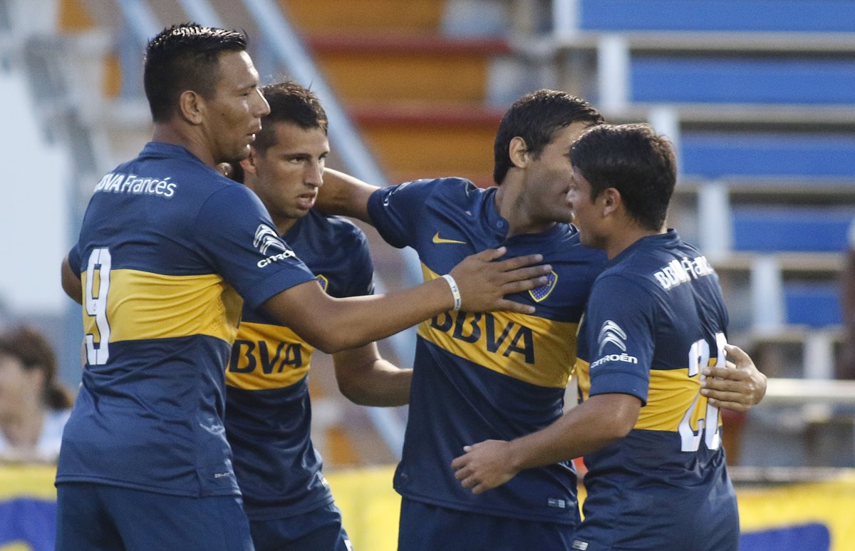 Jonathan Calleri celebra una de las anotaciones con el equipo xeneize. (Foto Prensa Libre: AP)