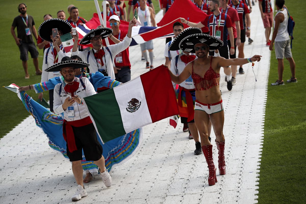 La delegación centroamericana LGBTI hace su ingreso durante el acto de ceremonia en Francia. (Foto Prensa Libre: EFE)