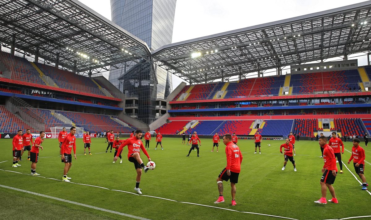 La selección nacional de futbol de Chile entrena en Moscú, Rusia. (Foto Prensa Libre: AFP)