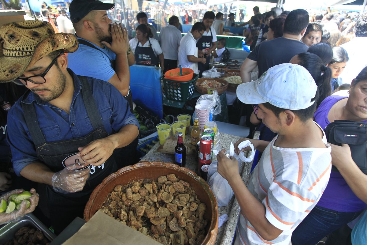 La municipalidad estima que asistieron unas 10 mil personas.(Foto Prensa Libre: Carlos Ovalle)