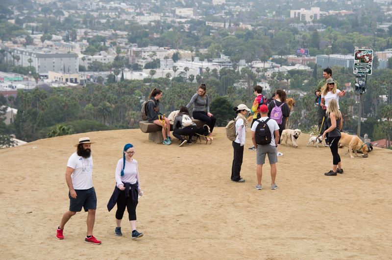 Chuck McCarthy y su cliente Anie Dee (D) caminan en Runyon Canyon Park, Los Angeles, el pasado 24 de mayo. (Foto Prensa Libre: AFP)