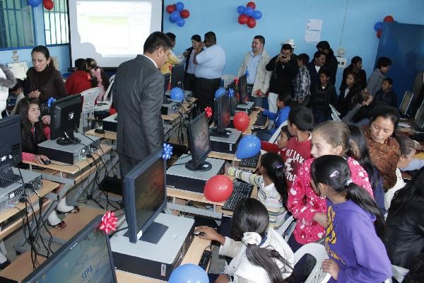 Estudiantes  de   la escuela  Oficial Urbana Mixta  Doctor Mariano Gálvez, de  la zona 2   de Zaragoza,  usan equipo   del laboratorio  de computación.