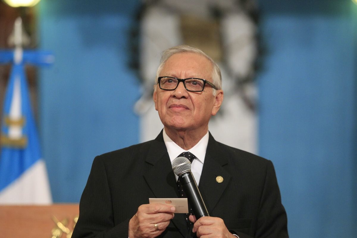 Alejandro Maldonado ofrece su primera conferencia como Presidente en el Palacio Nacional de la Cultura. (Foto Prensa Libre: E. Bercián)