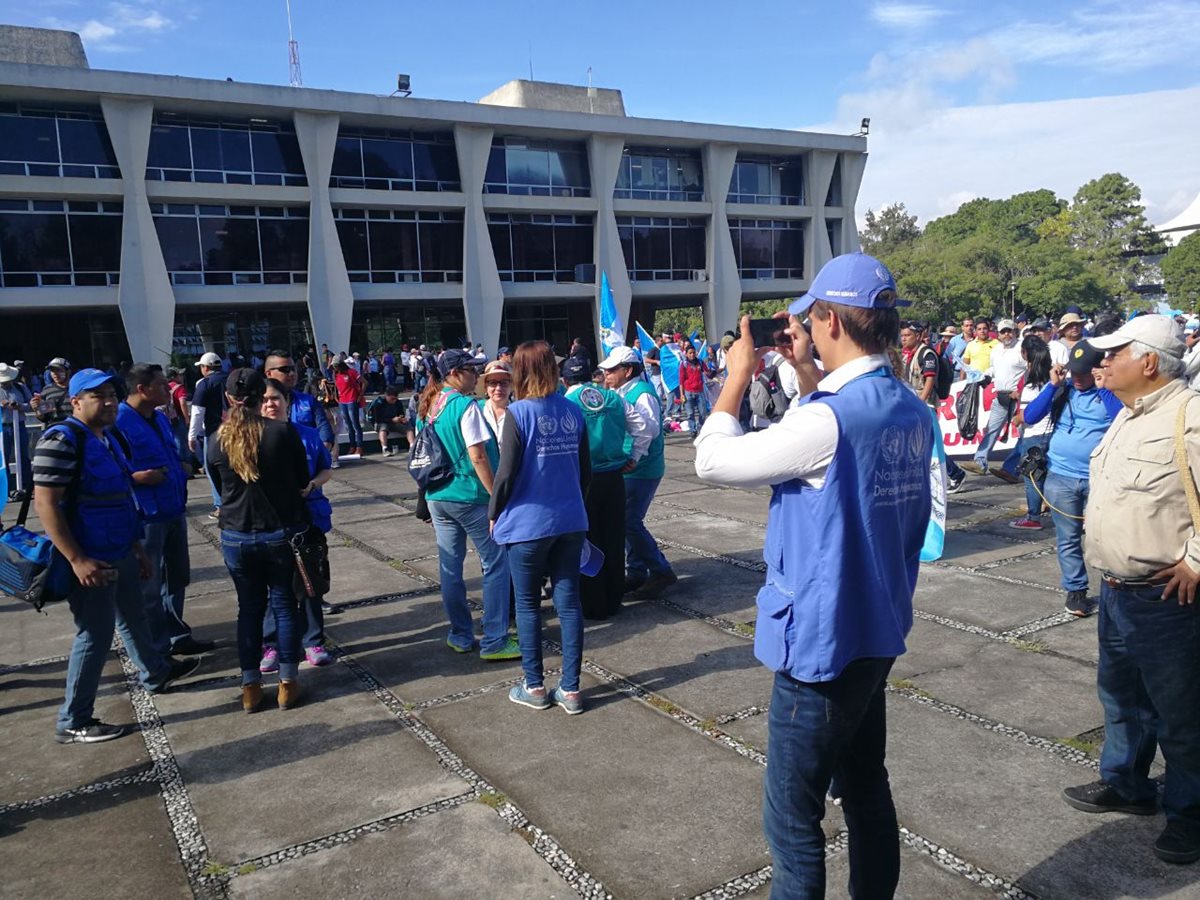 Varias personas se reunieron en el edificio administrativo de la USAC.