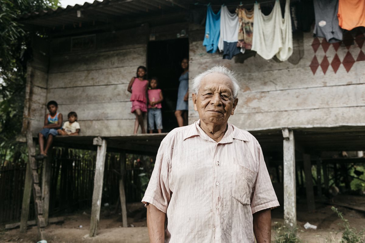 Paulino es un campesino que no sabe leer ni escribir. Está en litigio con un empresario holandés que titulo por 80 héctares en primera línea de playa que le pertenecen.