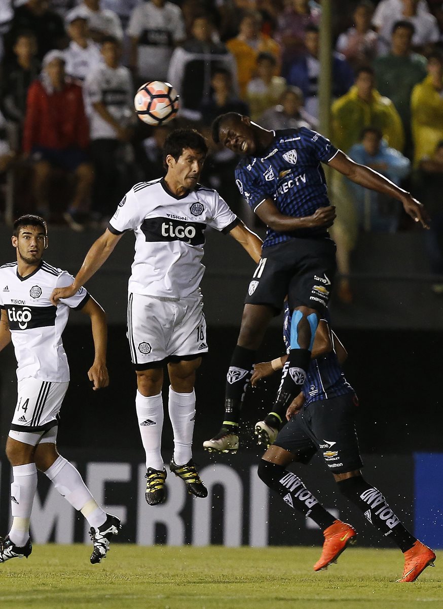 La Fifa insistió este jueves en que no existe ningún prueba que demuestre que golpear el balón con la cabeza aumente el riesgo de sufrir lesiones cerebrales.(Foto Prensa Libre: AFP)