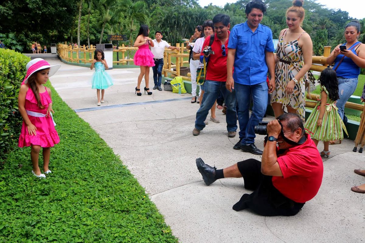 Mario Sop durante su jornada laboral en un evento de belleza en Retalhuleu. (Foto Prensa Libre: Rolando Miranda)