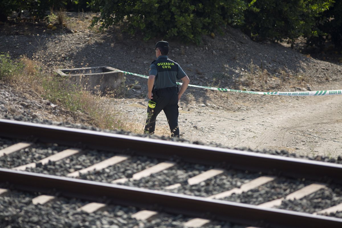 La pequeña Lucía fue encontrada entre las vías del tren. (Foto Prensa Libre: EFE)