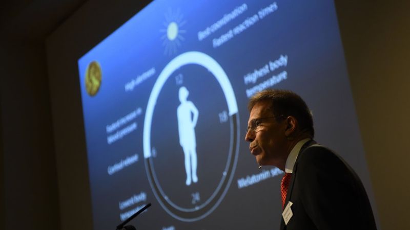 Thomas Perlmann, secretario del Comité del Nobel de Medicina, anunció a los ganadores de 2017. (AFP/Getty Images)