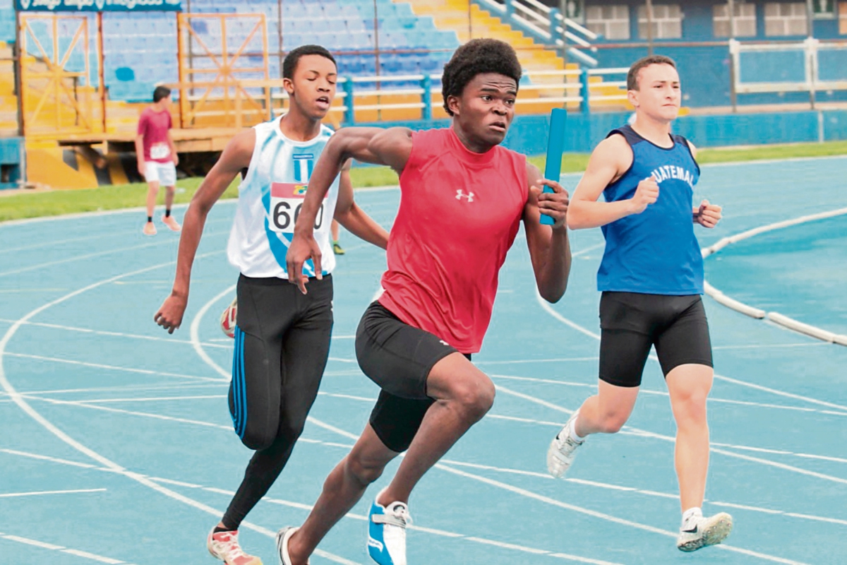 Los Juveniles buscaron un lugar en la Selección de Atletismo que participará en El Salvador. (Foto Prensa Libre: Norvin Mendoza)