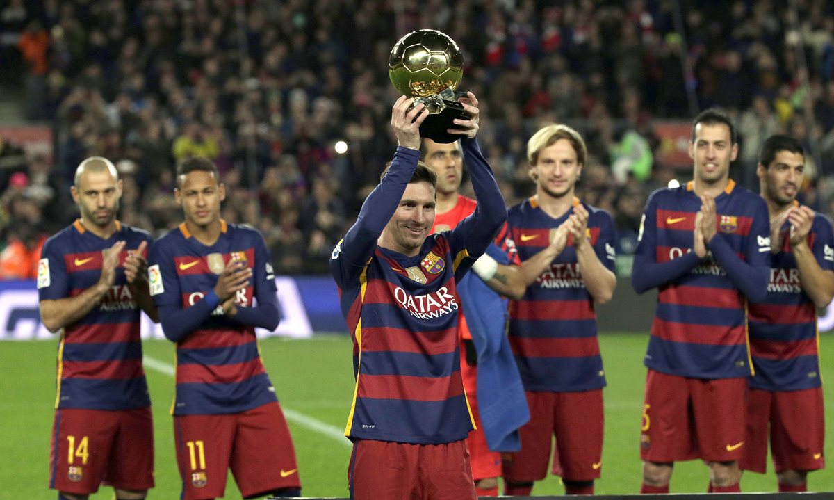 El argentino Lionel Messi presentó su quinto Balón de Oro de la Fifa a sus aficionados el domingo anterior en el Camp Nou. (Foto Prensa Libre: EFE)