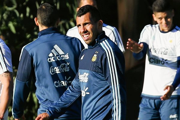 “Carlitos” podrá militar en Europa, pero es el hincha más radical de Boca Juniors aún siendo jugador. (Foto Prensa Libre: AP)